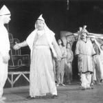 في مشهد من مسرحيّة «صانع المطر» العام 1993 (أرشيف «السفير»)