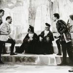 مشهد من مسرحية تاجر البندقية على مسرح الحمراء من إخراج رفيق الصبان