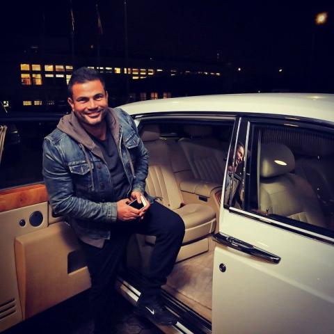 عمرو دياب بسيارة ملكية في بوخاريست