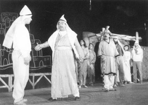 في مشهد من مسرحيّة «صانع المطر» العام 1993 (أرشيف «السفير»)