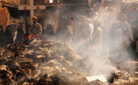 مشهد يجسّد أحد فظائع «داعش» بإحراق الكتب
