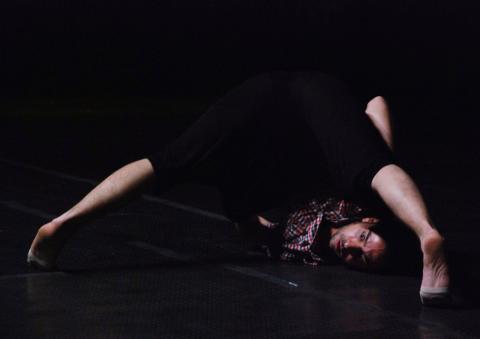 عزلة إياس المقداد في ملتقى دمشق للرقص المعاصر