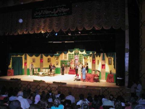 " كاريكاتير " مسرحية بريشة لؤي شانا على مسرح المحبة في اللاذقية