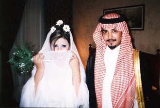 مواطن سعودي خرج من السجن لدفن والدته فاستغل الفرصة وتزوج