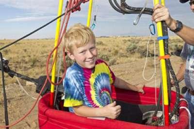 طفلٌ أمريكيٌ يصبح أصغر طيارٍ بالعالم يقود "منطادًا" بمفرده