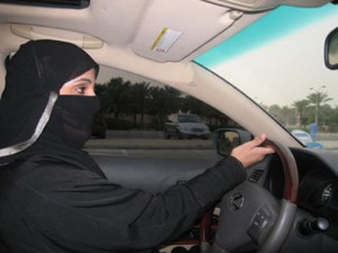 رجل دين يتمنى موت السعوديات العازمات على قيادة سياراتهن! 