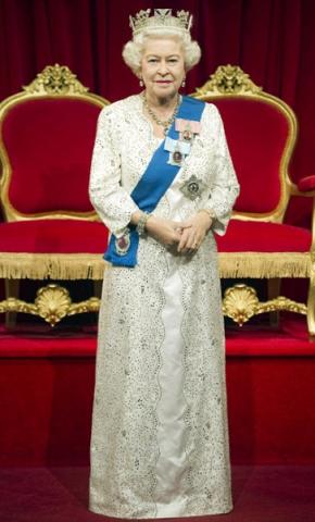 الملكة إليزابيث بإطلالة 3D