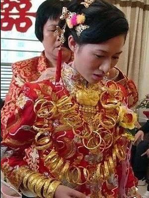عروس صينية تحتاج الى ساعة للبس كمية من الذهب تعادل قيمتها نصف مليون دولار ..