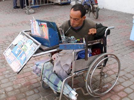 مغربي يثور على إعاقته ويرسم بفمه ليبيع اللوحة بدولارين أمريكيين 