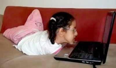 طفلة تتواصل مع أصدقائها عن طريق الكتابة بلسانها على الفيسبوك 