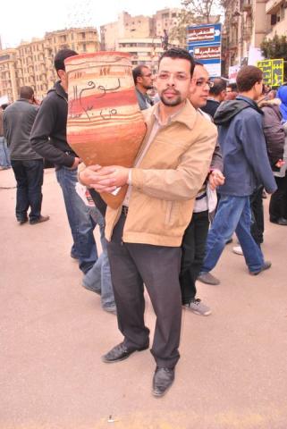 شاب يحمل بلاص فخار رغبه في كسره .. انتقاما من حسني مبارك طوال 30 عاما في السلطة
