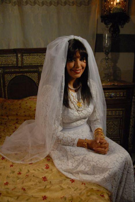 أمل بوشوشة ترتدي "الملاية الشاميّة"... في ألبوم صور خاص على "بوسطة"