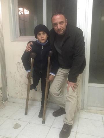 باسل الخطيب مع الطفل يامن