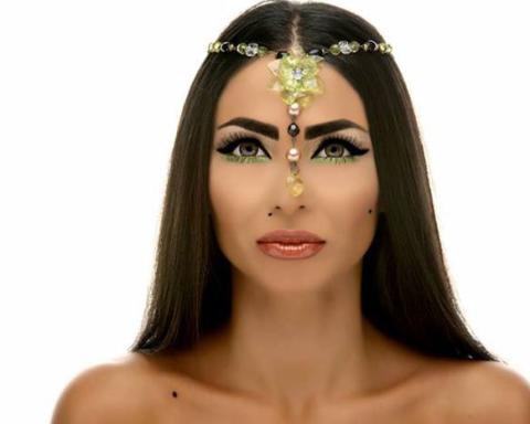  دوللي شاهين تهدي العالم العربي أغنية جديدة بمناسبة الأعياد