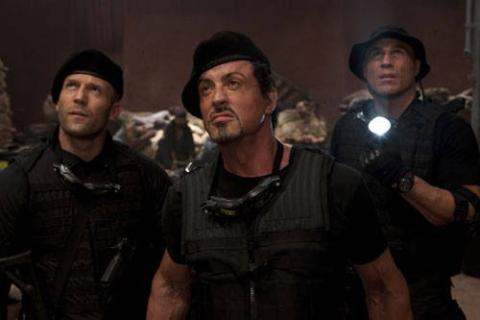 سيمون ويست يقدم الجزء الثاني من "The Expendables"