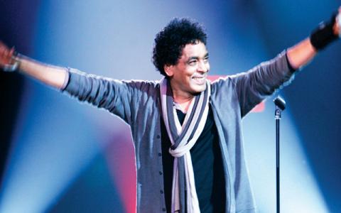 محمد منير يغني الثورة في دبي