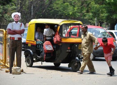 رجال شرطة من الكرتون لفرض قوانين السير في الهند